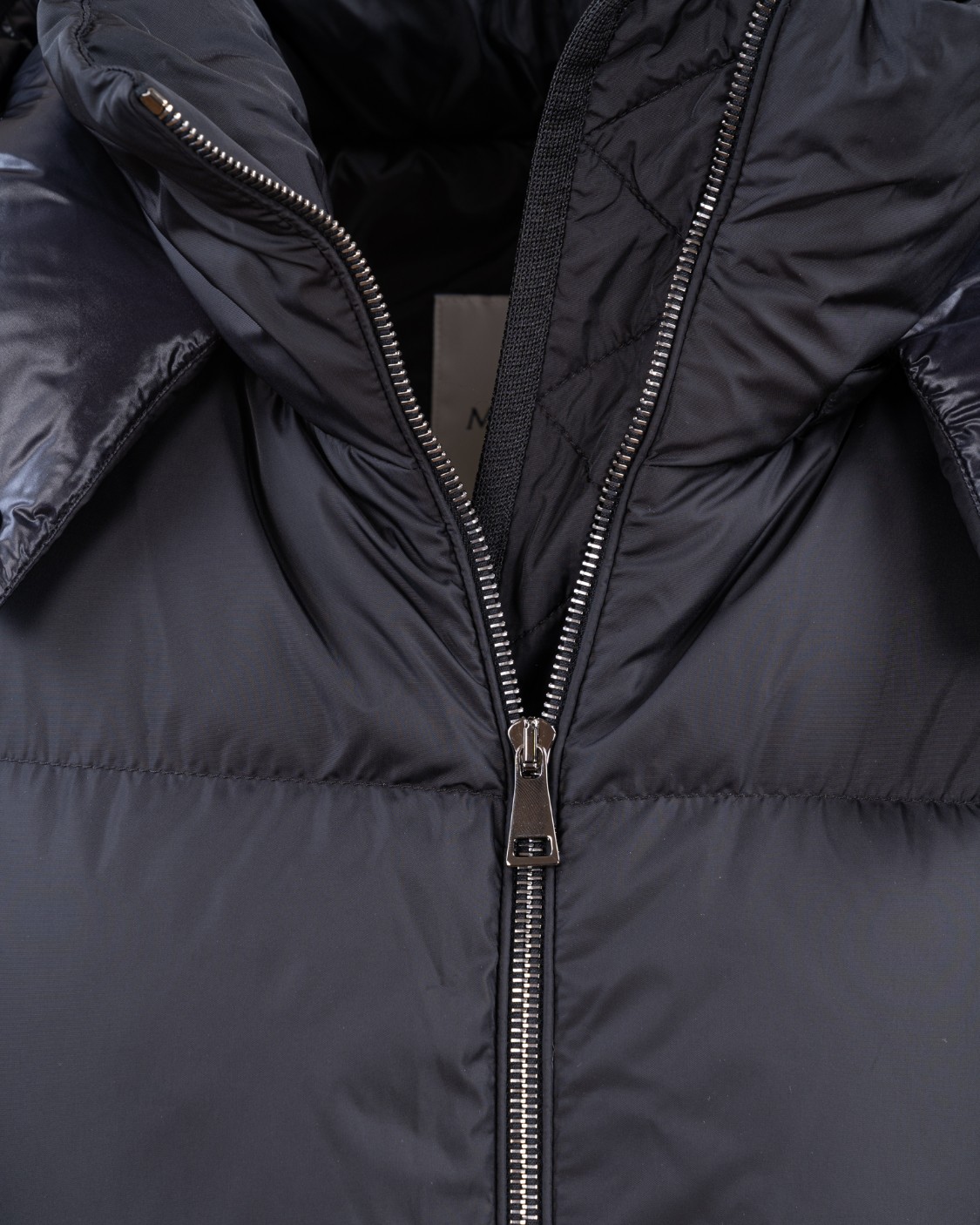shop MONCLER Saldi Giaccone: Moncler Piumino lungo Brouffier, realizzato in nylon riciclato.
Fodera in nylon.
Imbottitura in piuma.
Cappuccio rimovibile con fodera in nylon technique riciclato.
Chiusura con zip.
Tasche con zip.
Logo in feltro.
Vestibilità regular.
Composizione imbottitura: 90% Piumino, 10% Piuma.
Composizione:  100% Poliammide.
Fabbricato in Repubblica Moldova.. BROUFFIER1C00012 M53A5E-999 number 5993101